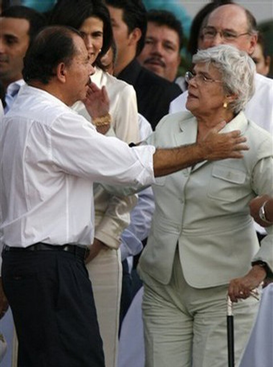 Daniel Ortega y Violeta Barrios de Chamorro.