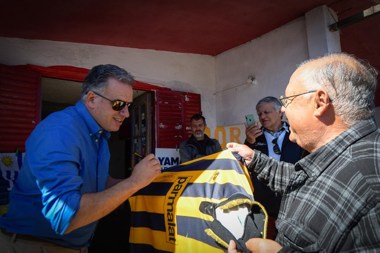 Yamandú Orsi, candidato a la presidencia por el Frente Amplio, firma una camiseta de Peñarol.jpg