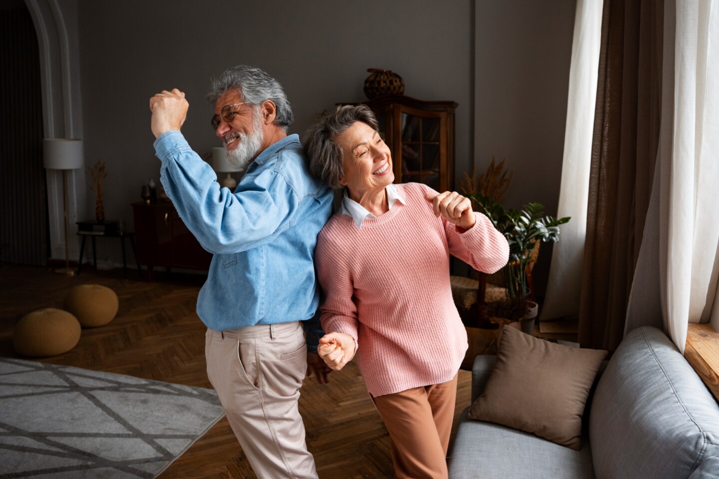 Pareja de adultos mayores bailando felices