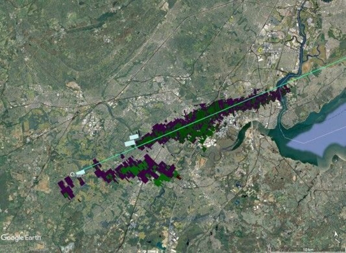 La línea verde muestra la trayectoria proyectada de la bola de fuego, mientras que las señales de radar en color muestran los fragmentos del meteorito desplazándose hacia el este-noreste