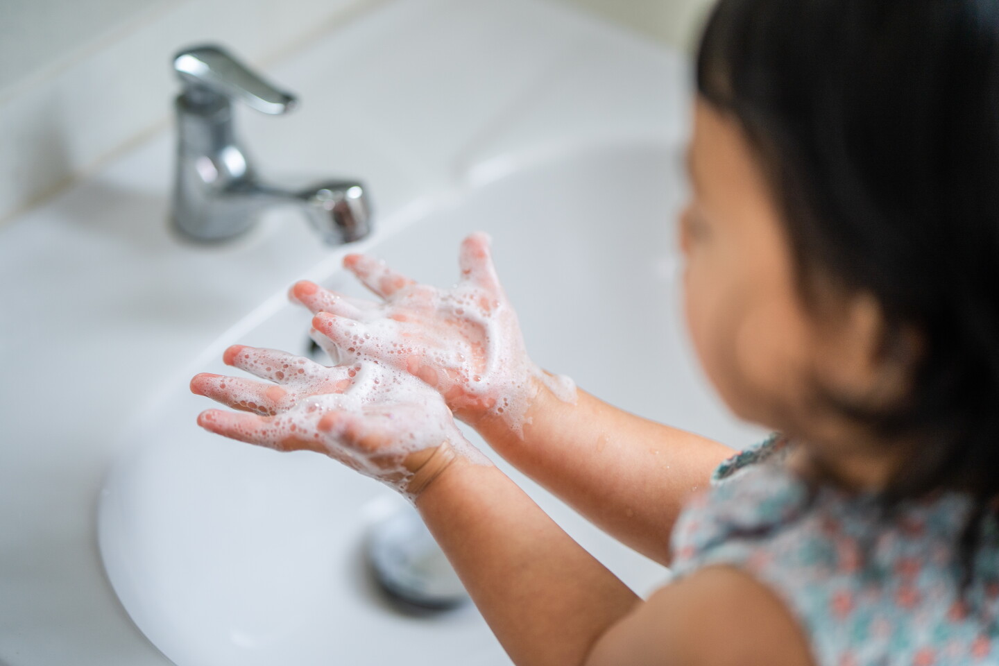 Niña lavandose las manos