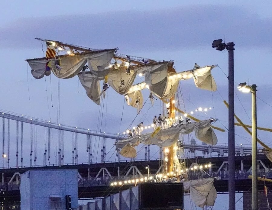Personas observan al Cuauhtémoc, un barco de entrenamiento de la Armada de México, mientras se encuentra en el East River después de que el barco impactara el puente de Brooklyn, en Nueva York.