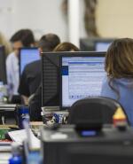 Personas trabajando en una oficina.