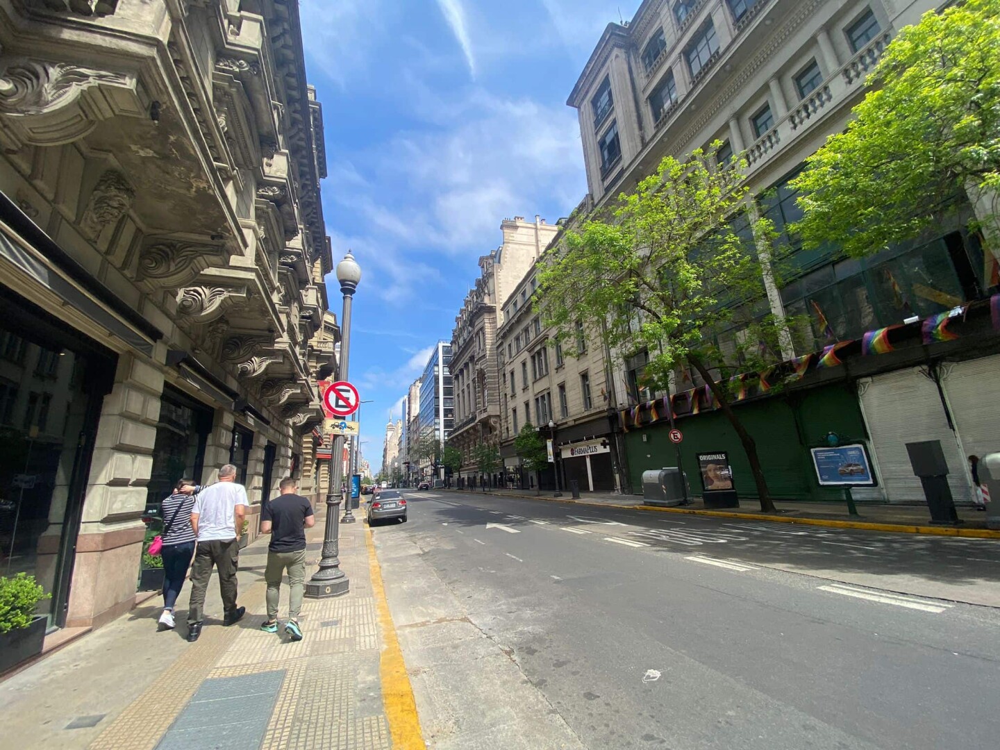 Domingo de elecciones en Buenos Aires, temprano en la mañana poco movimiento en las calles. .jpeg