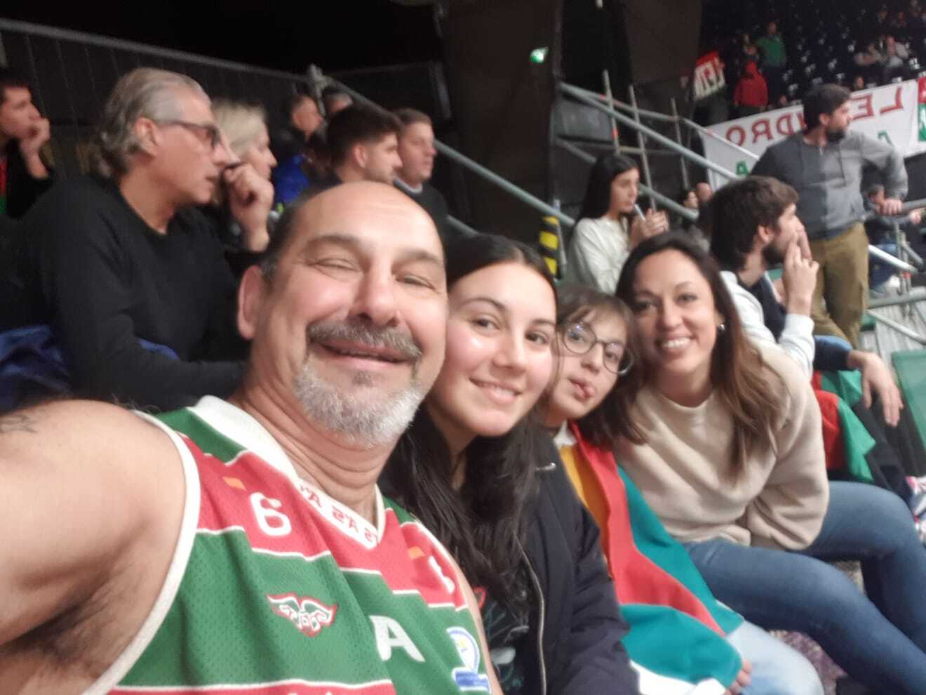 Fernanda Cardona junto a su tío, su prima y su hija.