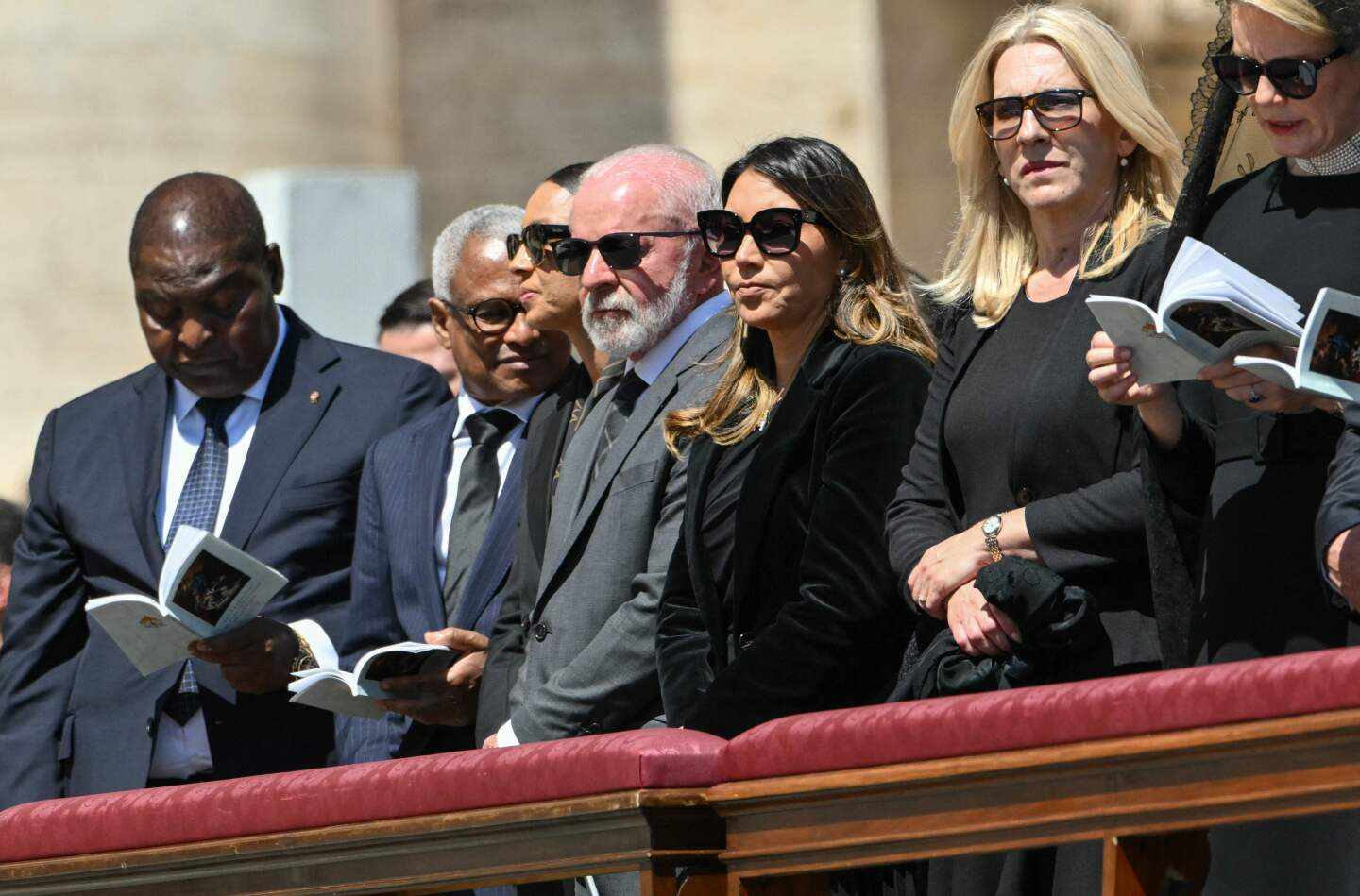 El presidente de Brasil, Luiz Inácio Lula da Silva (centro), y su esposa, la primera dama de Brasil, Rosangela Lula da Silva (centro-derecha), asisten al funeral del difunto Papa Francisco.