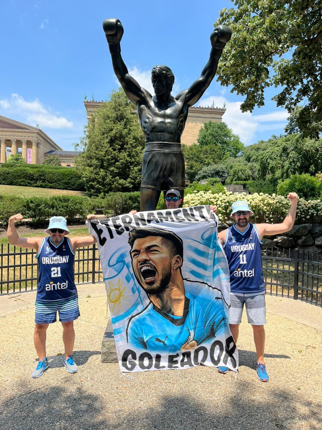 Los hinchas de Uruguay acompañando en la Copa América en la estatua de Rocky Balboa.