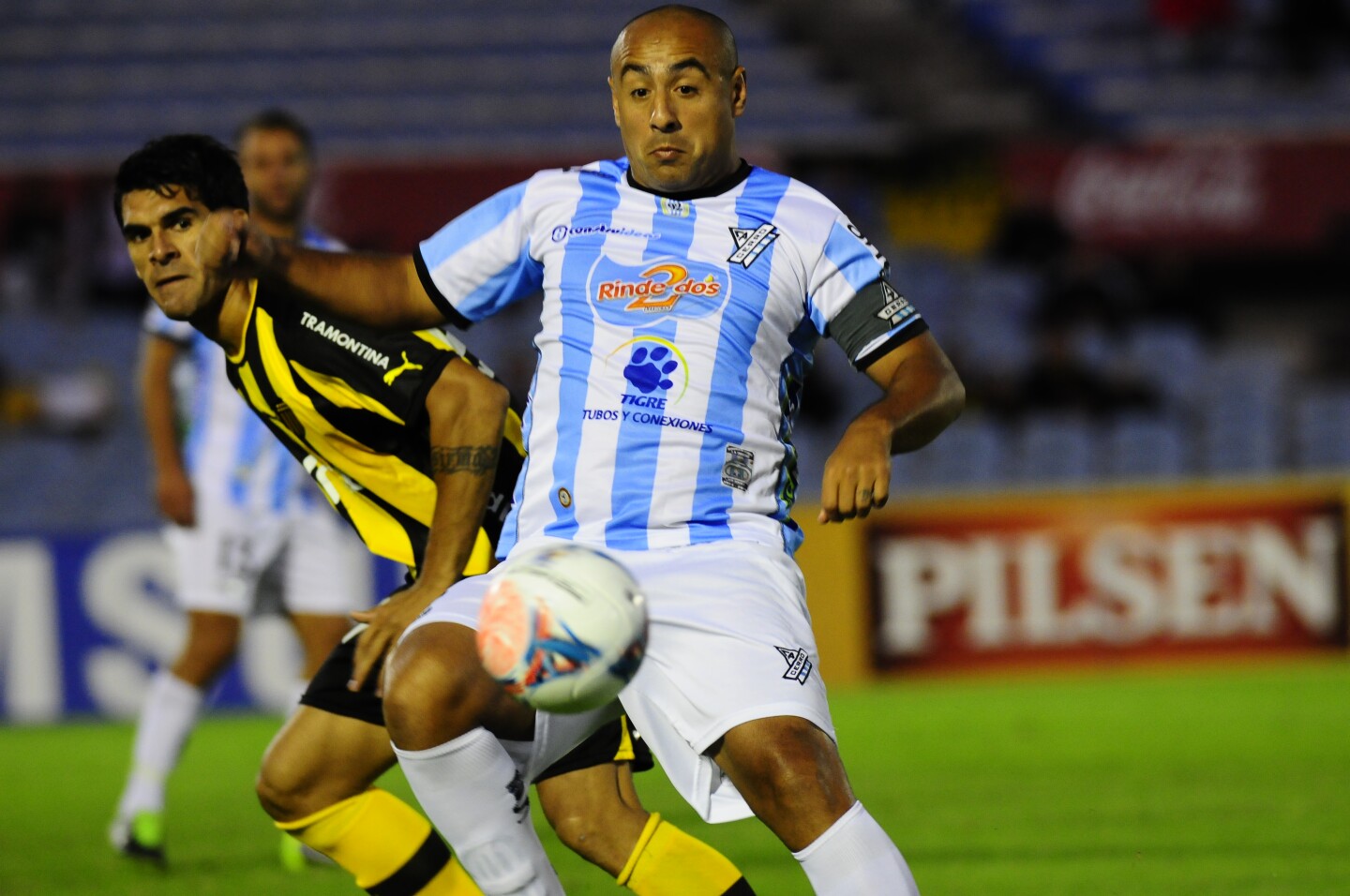 El zaguero albiceleste con la cinta de capitán; desde que llegó desde Rivera su lugar en el mundo fue el Cerro de Montevideo. En el club jugó nueve años.