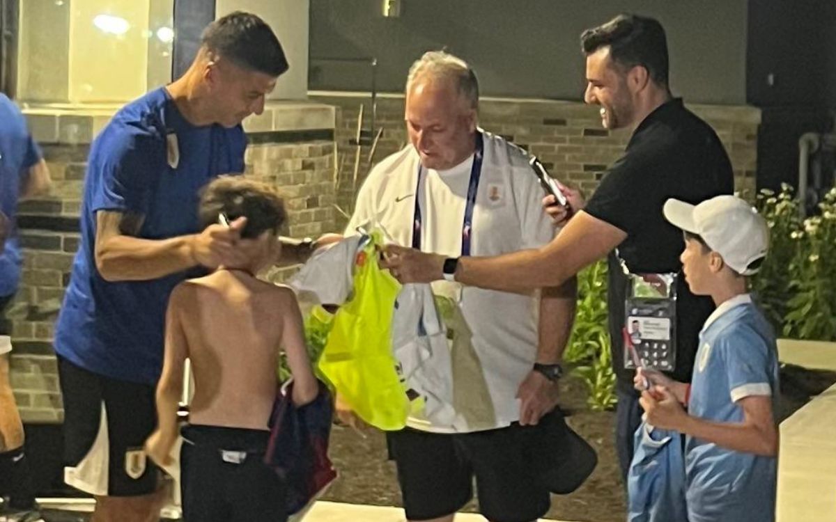 Luis Suárez junto a los niños a los que les firmó la camiseta en la Copa América.