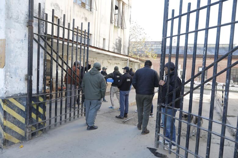 Allanamiento de Gendarmería en uno de los depósitos donde hay alimentos del ministerio de capital humano en Tafi Viejo Tucumán.