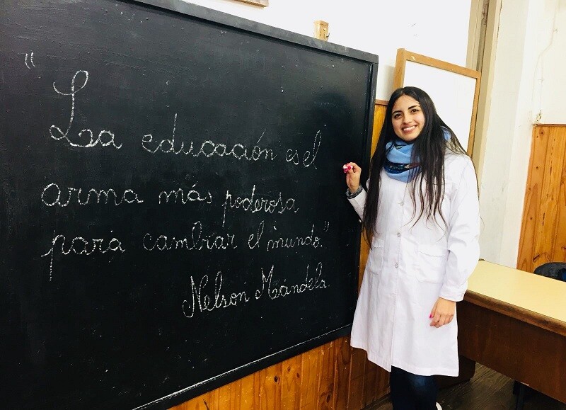 Maestra egresada UM