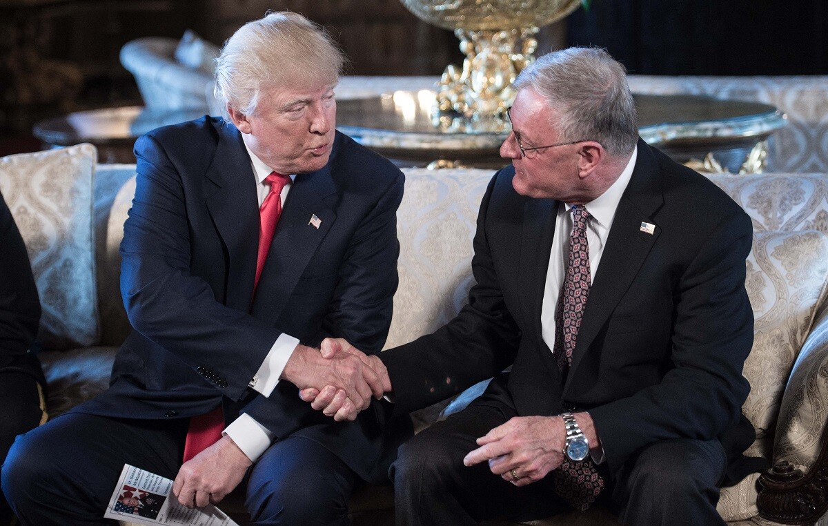 El entonces presidente Trump, le da la mano a Keith Kellogg tras anunciarlo como jefe de gabinete del asesor de seguridad nacional.