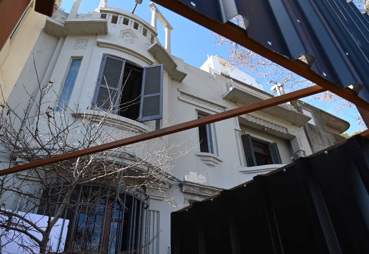 La residencia cuenta con una fachada con estilo Art Déco.