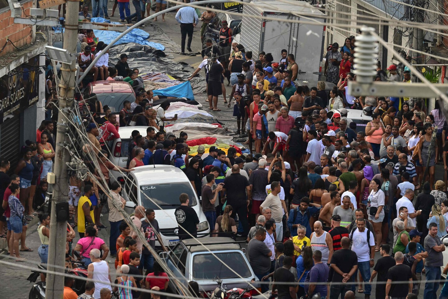 Cuerpos alineados en la plaza de Sao Lucas de la favela Vila Cruzeiro en el complejo Penha en Río de Janeiro, Brasil, después de la Operación Contención.