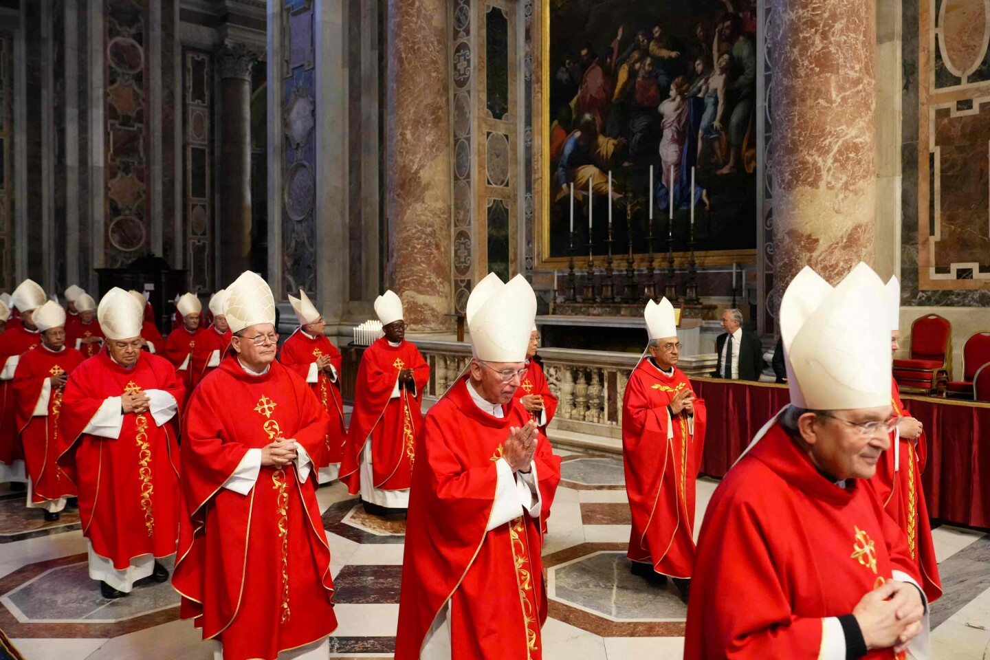Cardenales asisten a una misa en la basílica de San Pedro en el Vaticano