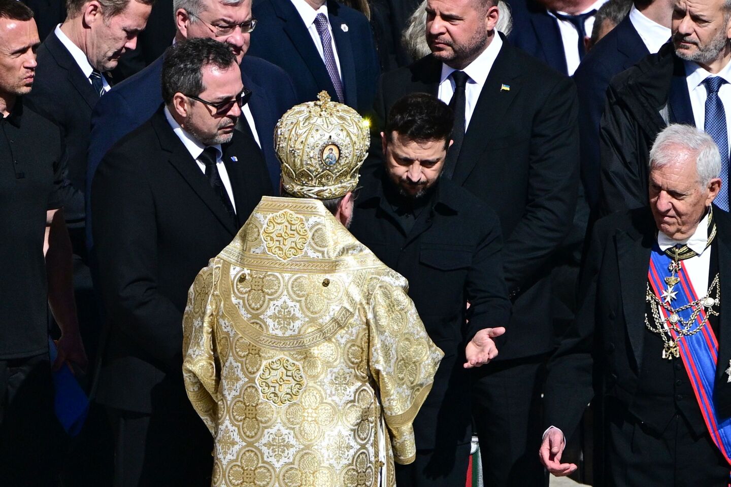 El presidente de Ucrania, Volodymyr Zelensky, llega antes del funeral del difunto Papa Francisco en la Plaza de San Pedro