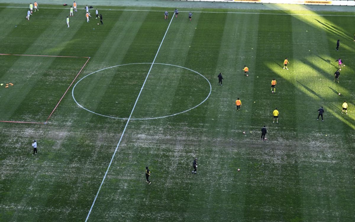 El estado del campo de juego del Estadio Campeón del Siglo previo al partido entre Peñarol y River Plate.