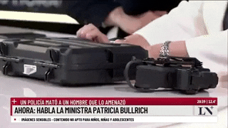 Patricia Bullrich mostró un arma en un estudio de televisión.