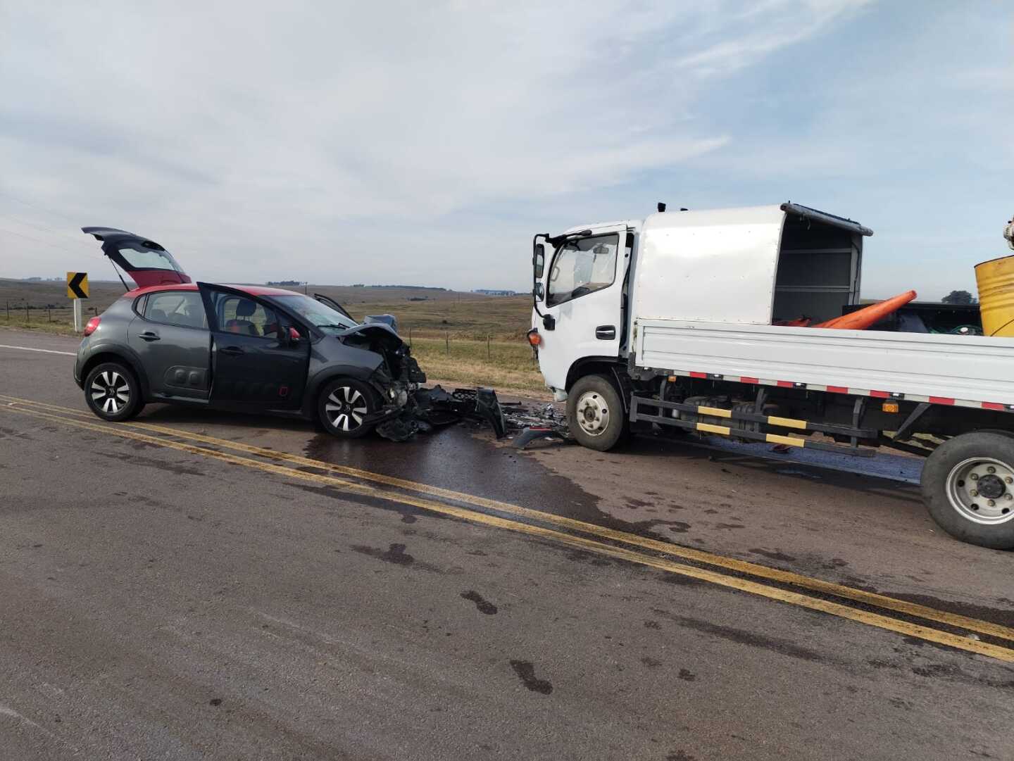Siniestro de tránsito entre un auto y un camión en la ruta 7.