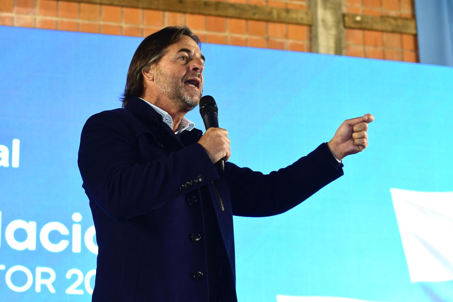 Lacalle Pou da un discurso durante la Convención del Partido Nacional.