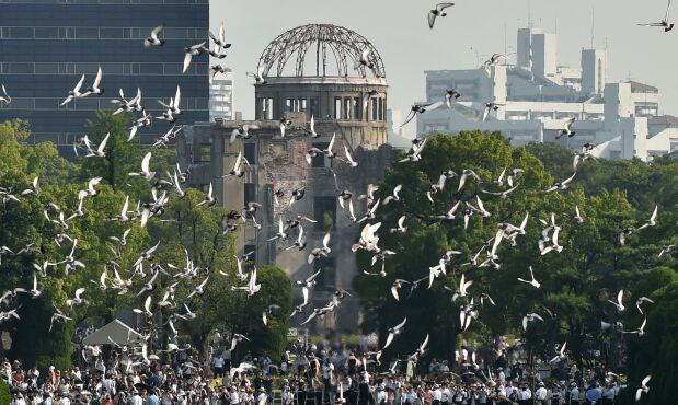 Palomas sobrevuelan el Parque Memorial de la Paz de Hiroshima durante una ceremonia para conmemorar el aniversario del bombardeo atómico.