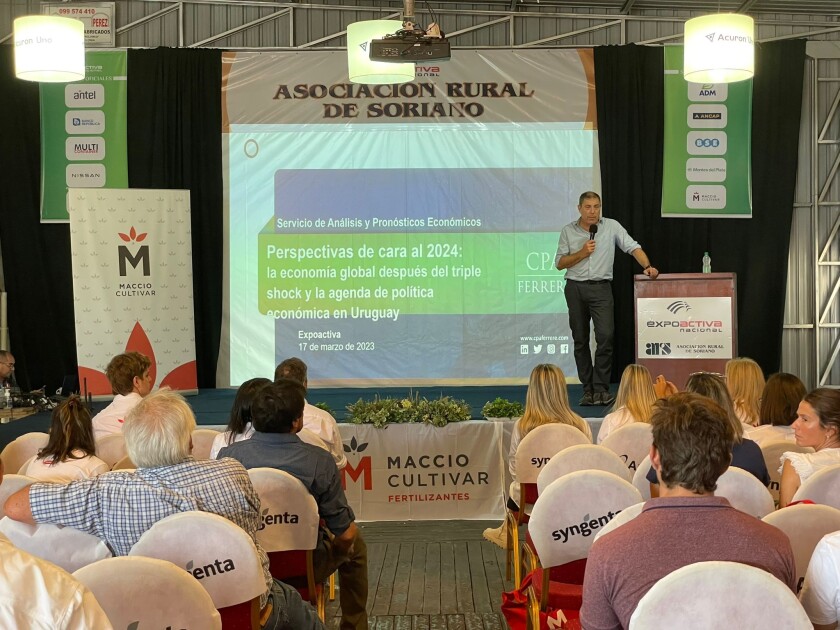 Gabriel Oddone exponiendo en la Sala de Conferencias