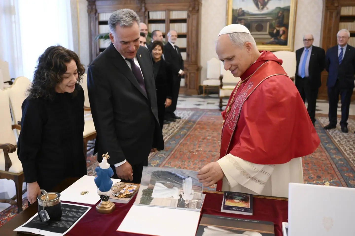El presidente Yamandú Orsi, su esposa Laura Alonsoperez y el papa León XIV.