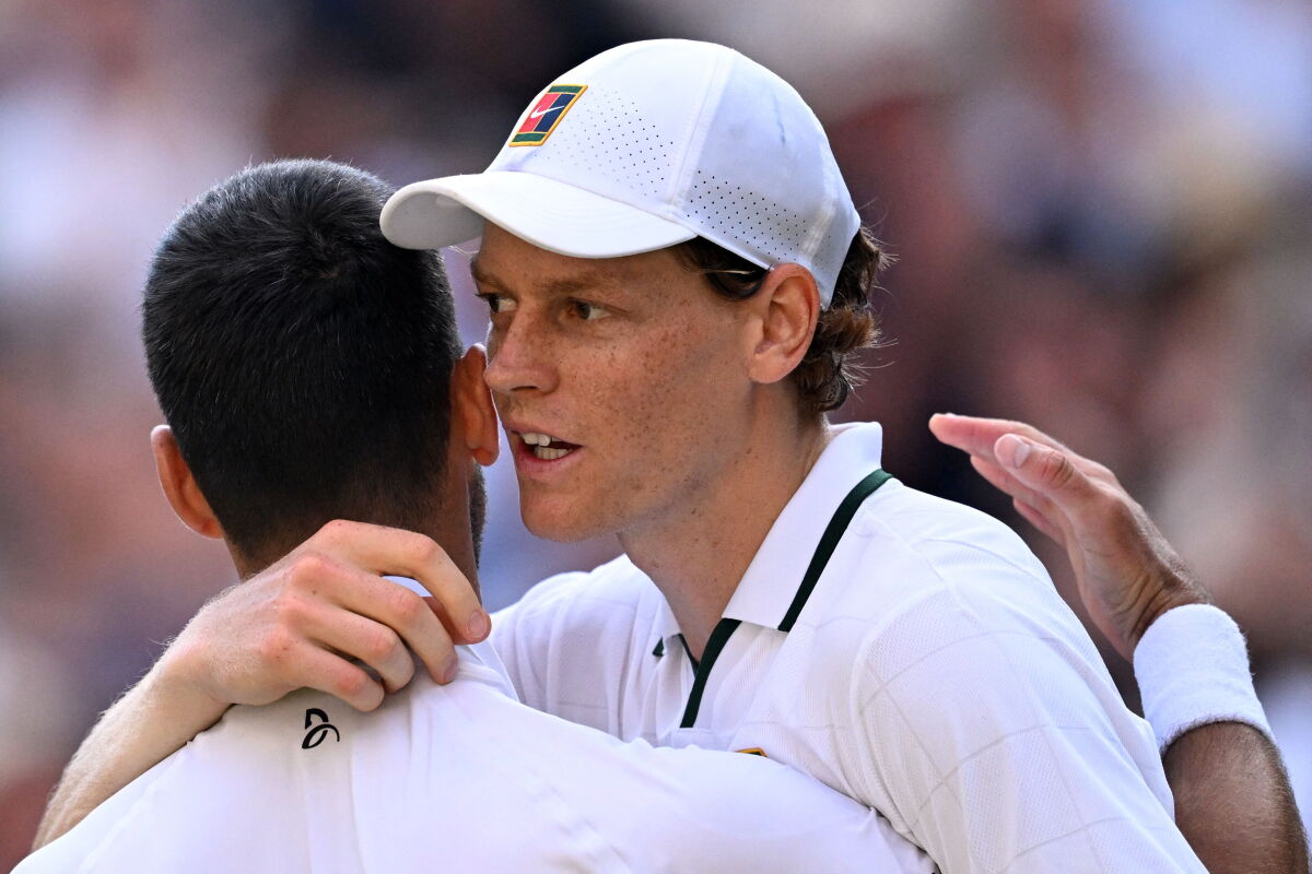 Novak Djokovic y Jannik Sinner se abrazan terminado el partido por semifinales de Wimbledon 2026.