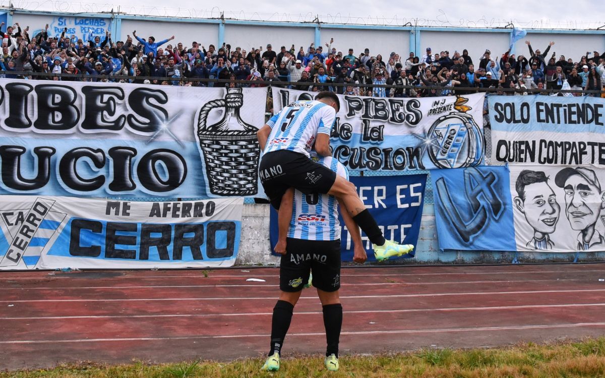 El festejo de los jugadores de Cerro con los hinchas en una de las tribunas del Estadio Luis Tróccoli.