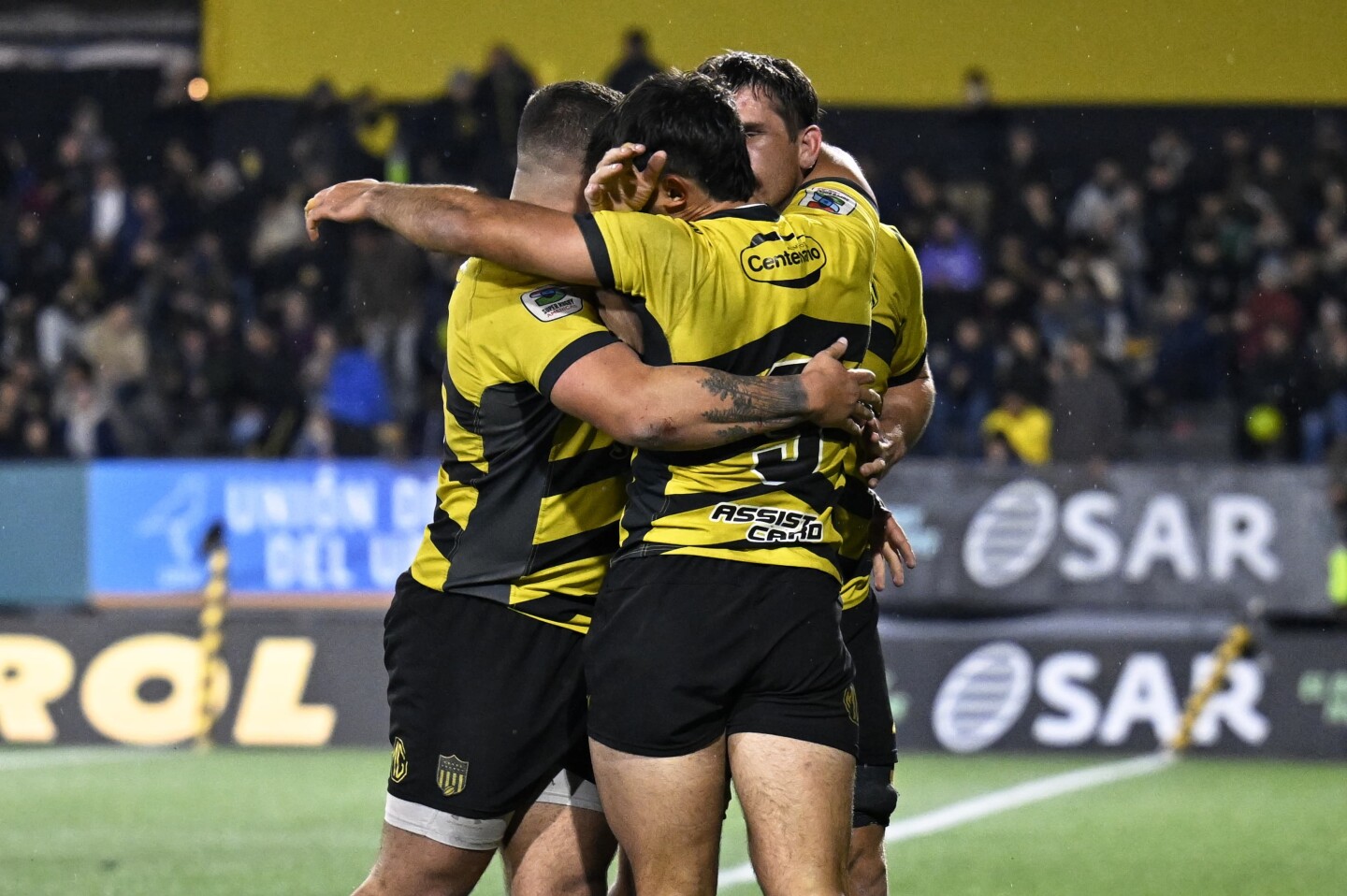 Los jugadores de Peñarol celebran en la final del Super Rugby Americas.