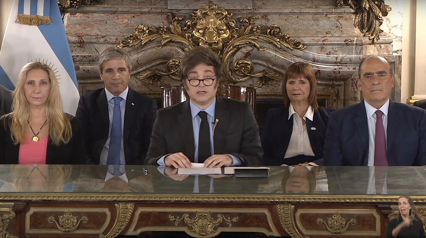 El presidente de Argentina, Javier Milei, anunciando el nuevo acuerdo con el FMI rodeado por la secretaria general de la Presidencia, Karina Milei, el ministro de Economía, Luis Caputo , la ministra de Seguridad Nacional, Patricia Bullrich, y el jefe de Gabinete, Guillermo Francos.