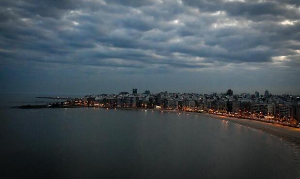 Cielo nublado en la rambla de Montevideo.