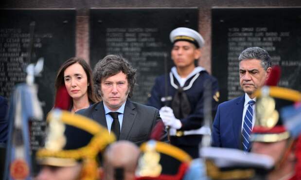 Javier Milei, Victoria Villarruel y Jorge Macri en el escenario por el acto por el aniversario 42°de la guerra de Malvinas