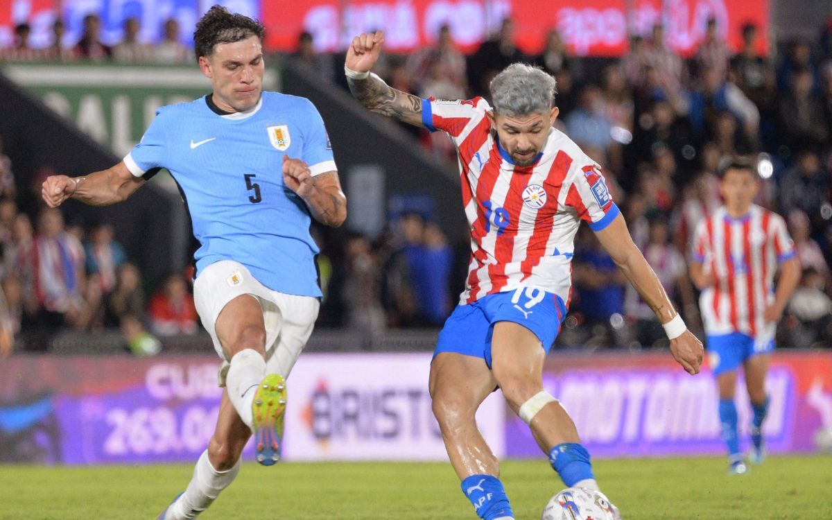 El remate de Julio Enciso ante la marca de Manuel Ugarte en el partido entre Paraguay y Uruguay por Eliminatorias.
