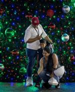 Personas se toman una fotografía junto a un árbol navideño este lunes, en Caracas (Venezuela).