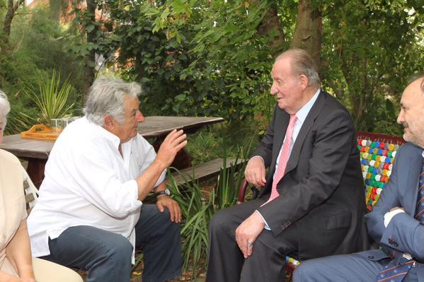 El rey Juan Carlos en la chacra de José Mujica. Foto: Twitter @CasaReal