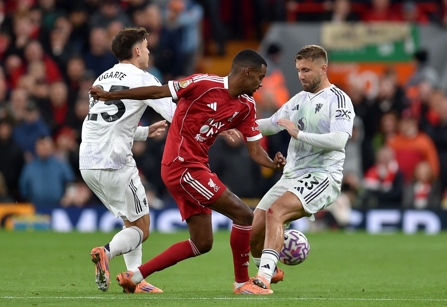 Manuel Ugarte marca a Alexander Isak en el partido entre Liverpool y Manchester United.