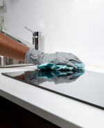 Trabajadora doméstica limpiando la cocina.