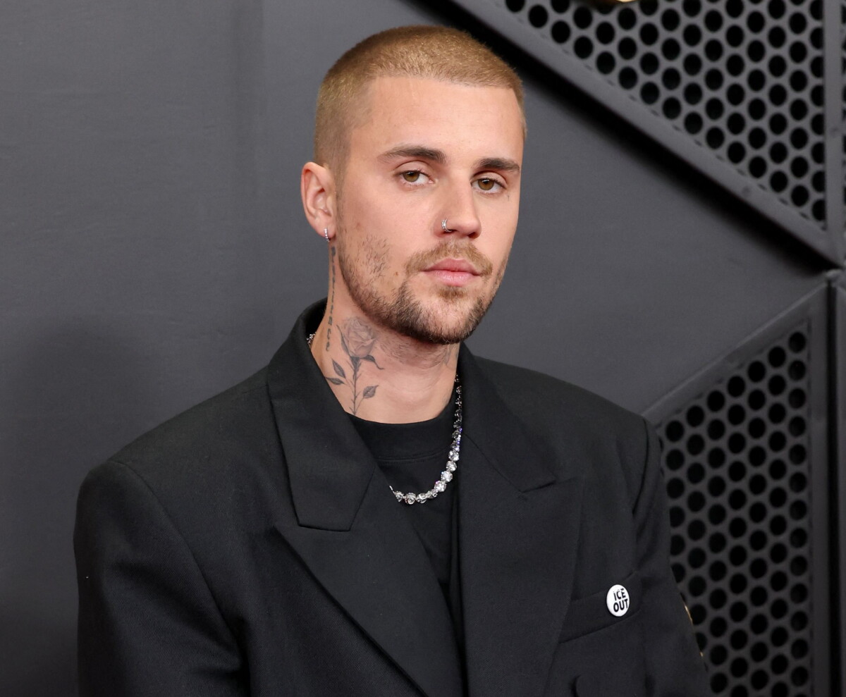 Justin Bieber en la gala 68 de los Grammy, usando un botón que dice "ICE Out".