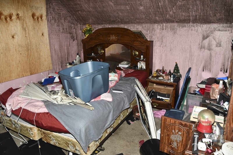 En un documento policial sin fecha, se muestra una habitación en una casa ubicada en Waterbury, Connecticut. La policía afirma que un hombre estuvo cautivo durante dos décadas en la casa.
