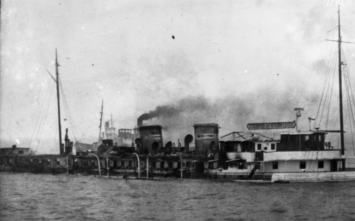 Naufragio de barco vapor de la carrera Ciudad de Asunción, en costas del Río de la Plata, foto Colección Caruso, Archivo El País, año 1963