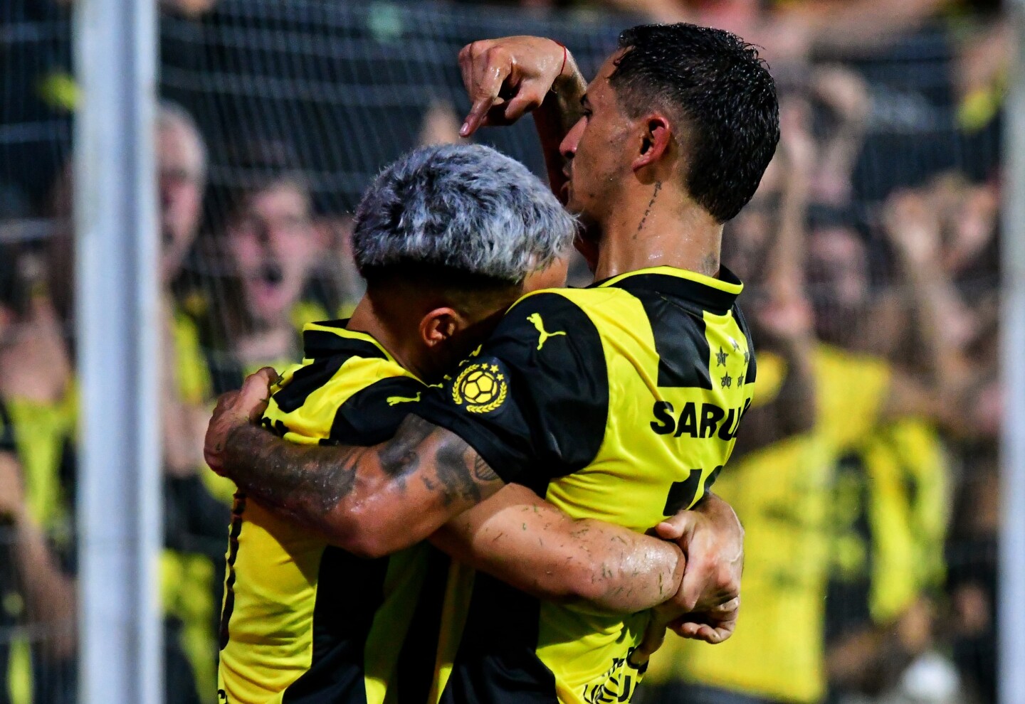 Eduardo Darias festeja su gol con Leonardo Fernández en el partido entre Peñarol y River Plate en el Parque Saroldi.