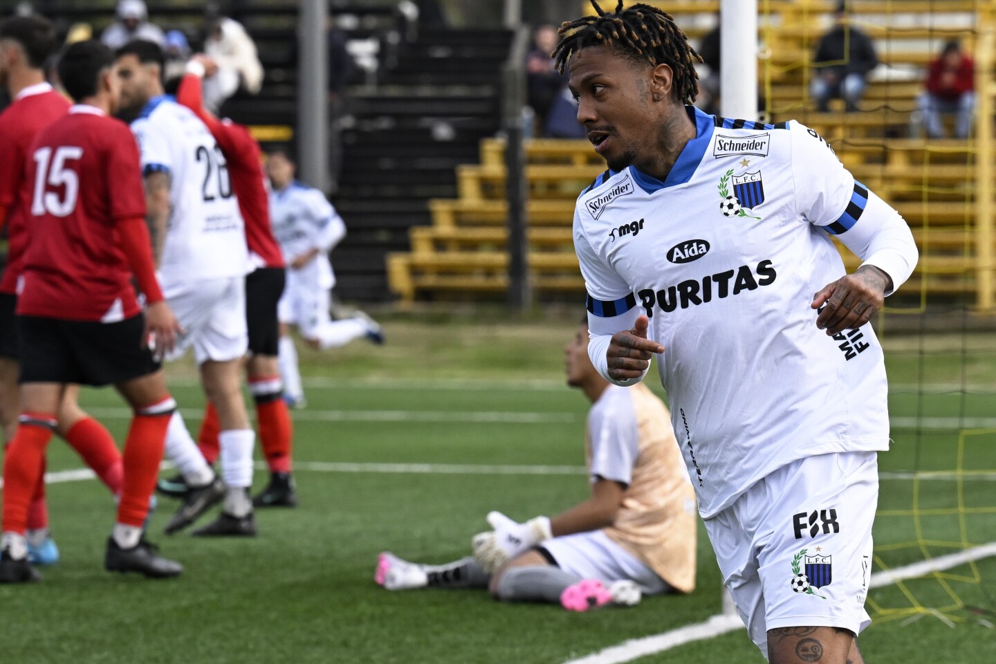 Abel Hernández celebra su gol en el partido entre Liverpool y Durazno Fútbol Club por la Copa AUF Uruguay.