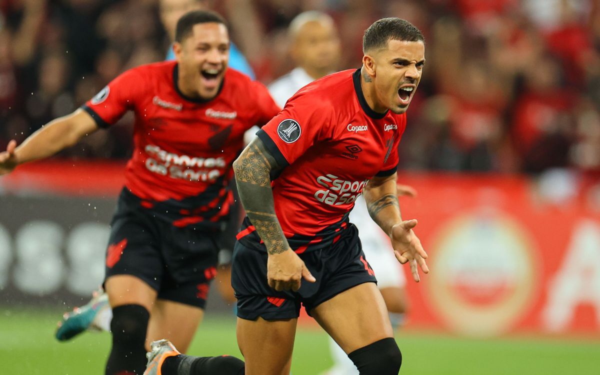 David Terans celebra un nuevo gol con Athletico Paranaense.