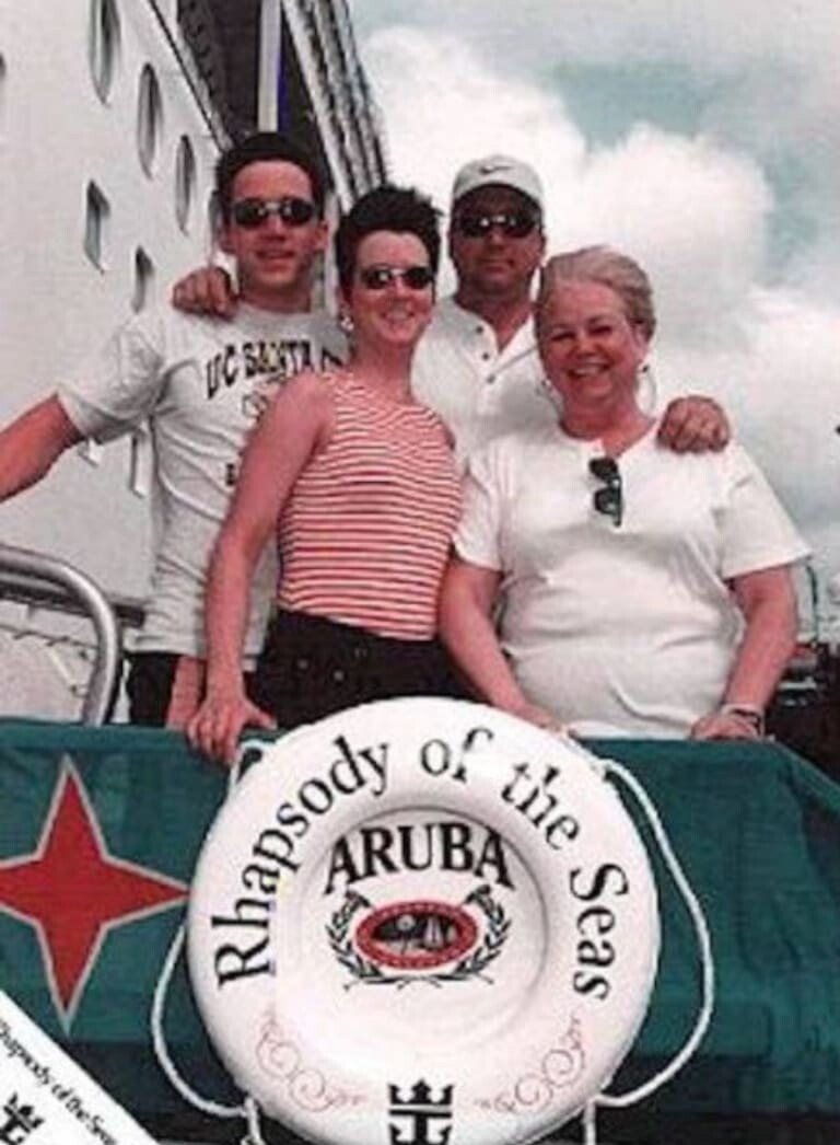 Una de las últimas fotos de Amy Lynn Bradley junto a su familia, antes de desaparecer en el crucero Rhapsody of the Seas de Royal Caribbean.