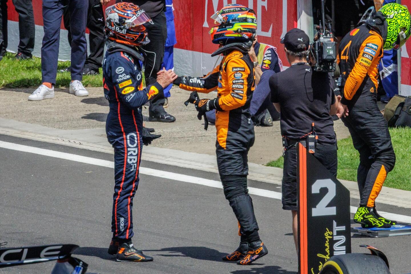 Max Verstappen y Oscar Piastri en el Gran Premio de Bélgica de Fórmula 1.