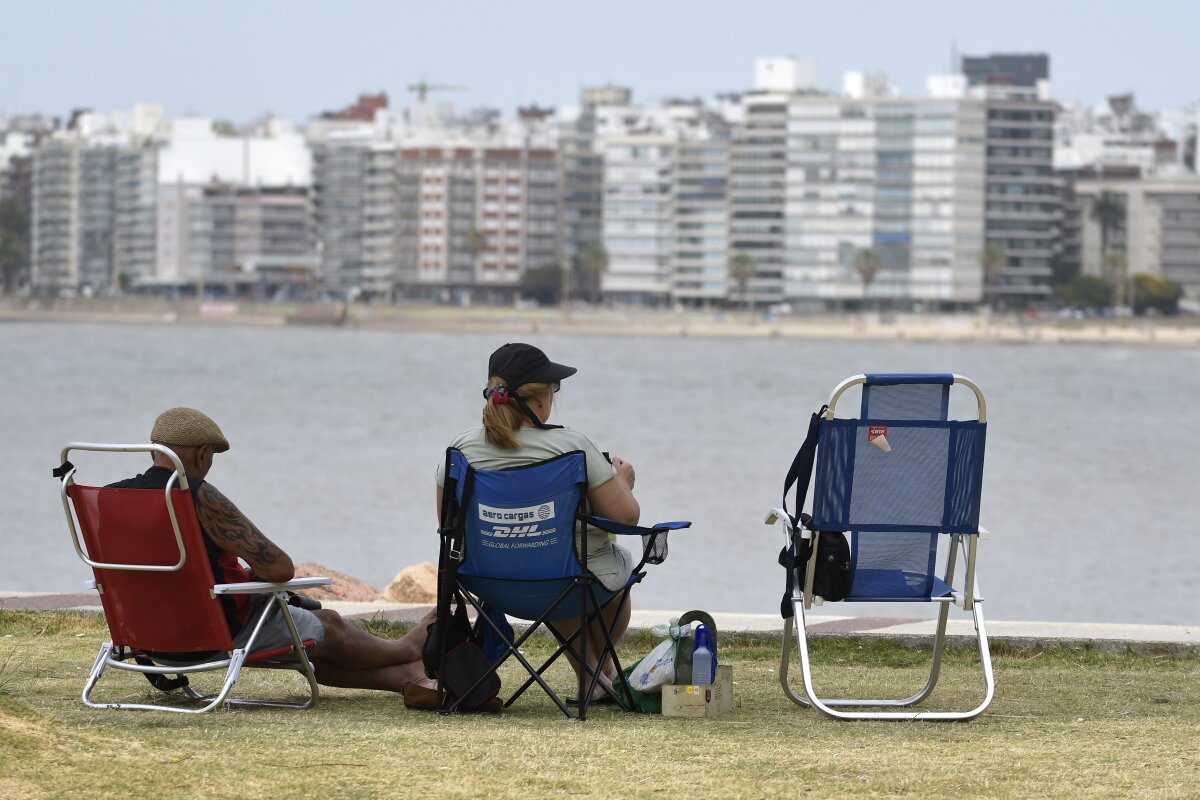 Uruguayos disfrutando de un día de feriado en Montevideo.