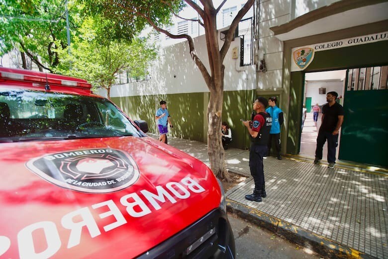 Personal de Bomberos estacionado frente al Colegio Guadalupe, ubicado en Buenos Aires, tras una explosión.