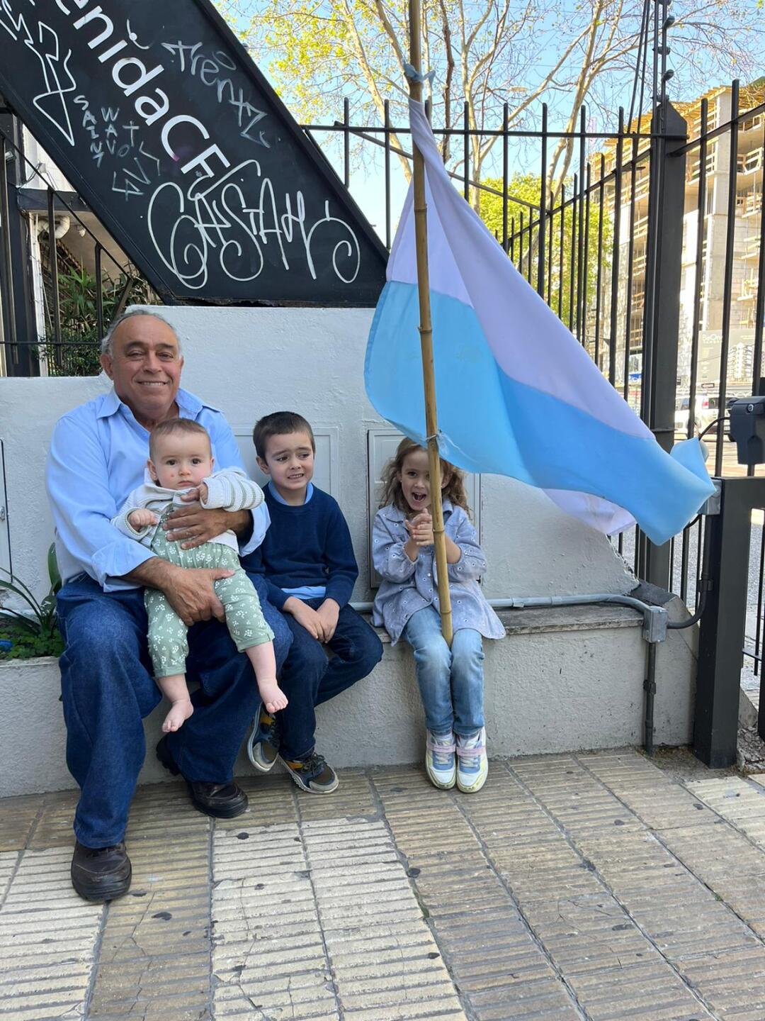 Mario Pocho Pereyra junto a sus tres nietos.