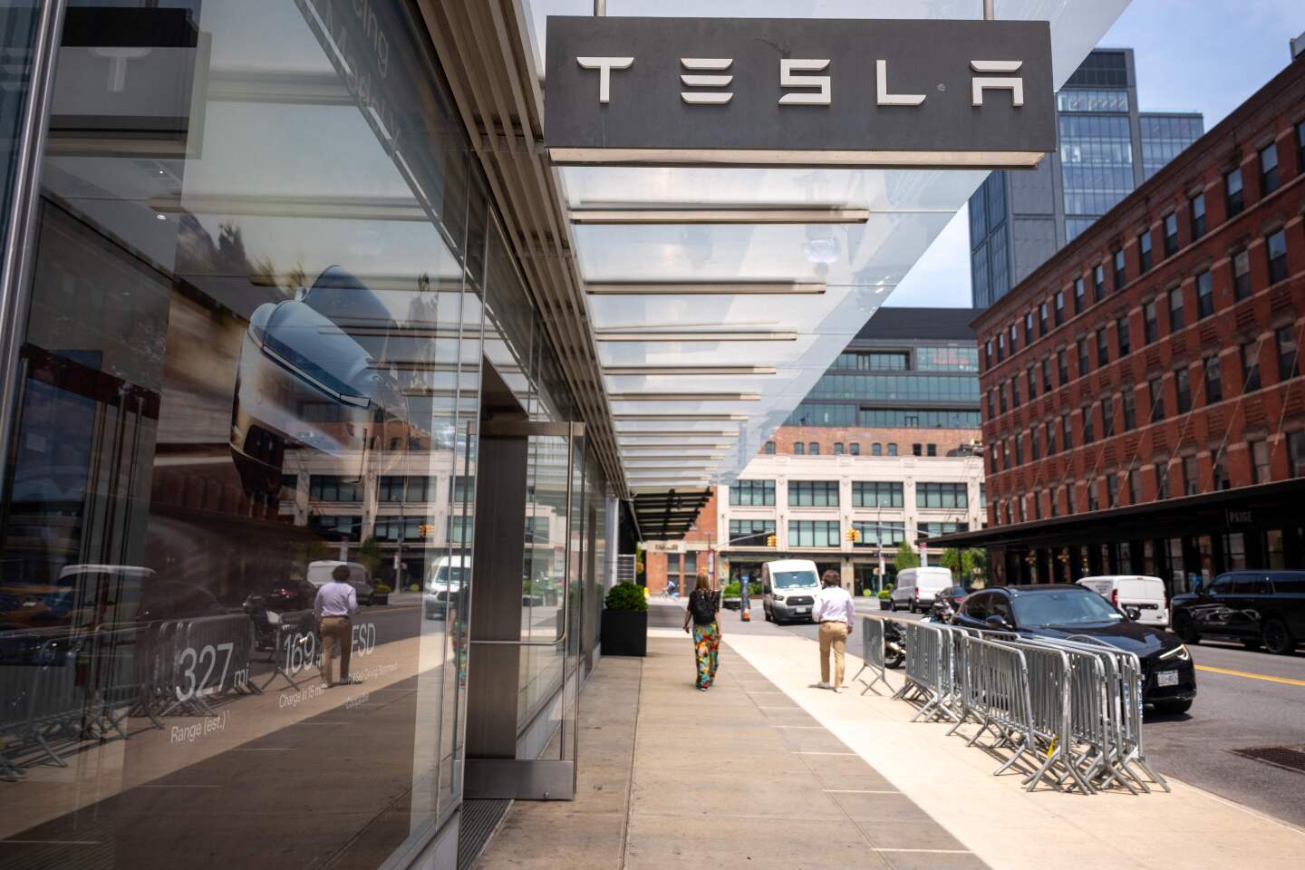Un concesionario de Tesla se encuentra en Manhattan el 5 de junio de 2025 en la ciudad de Nueva York.